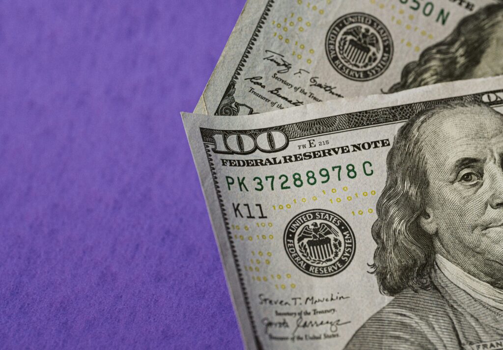 Hundred_dollar_bills2_stock